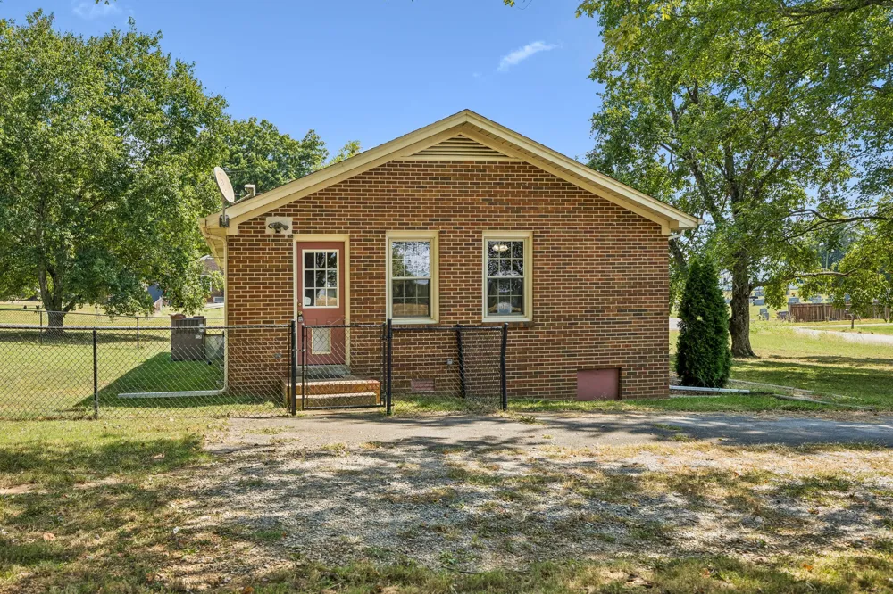 2734 Carters Creek Station Rd Columbia, TN 38401