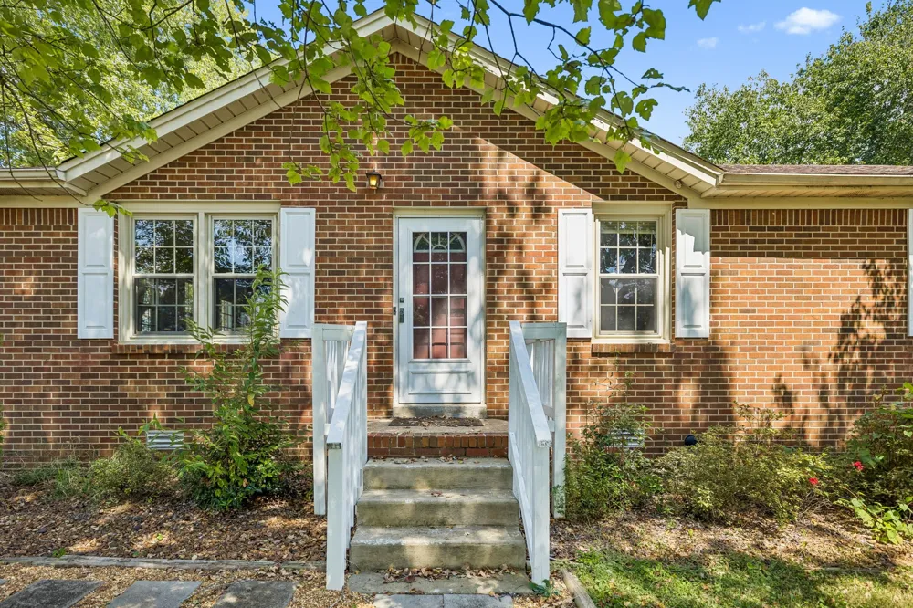 2734 Carters Creek Station Rd Columbia, TN 38401