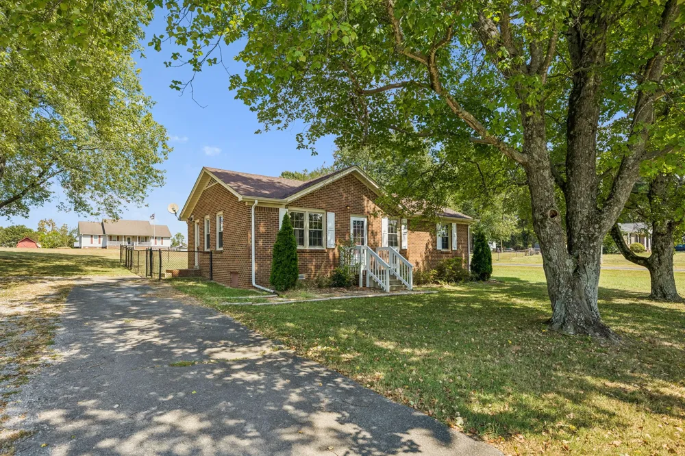 2734 Carters Creek Station Rd Columbia, TN 38401
