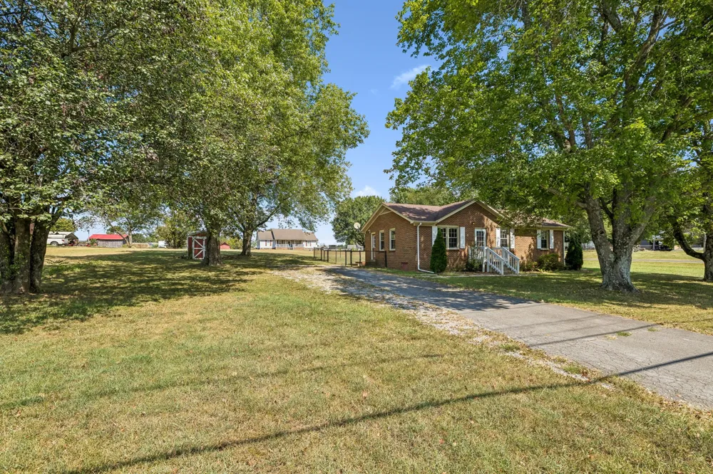 2734 Carters Creek Station Rd Columbia, TN 38401
