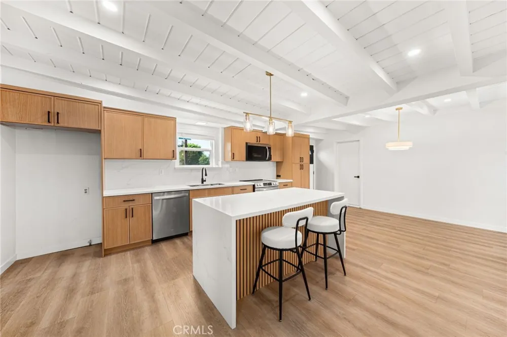 4805 Vecino Covina, CA 91722