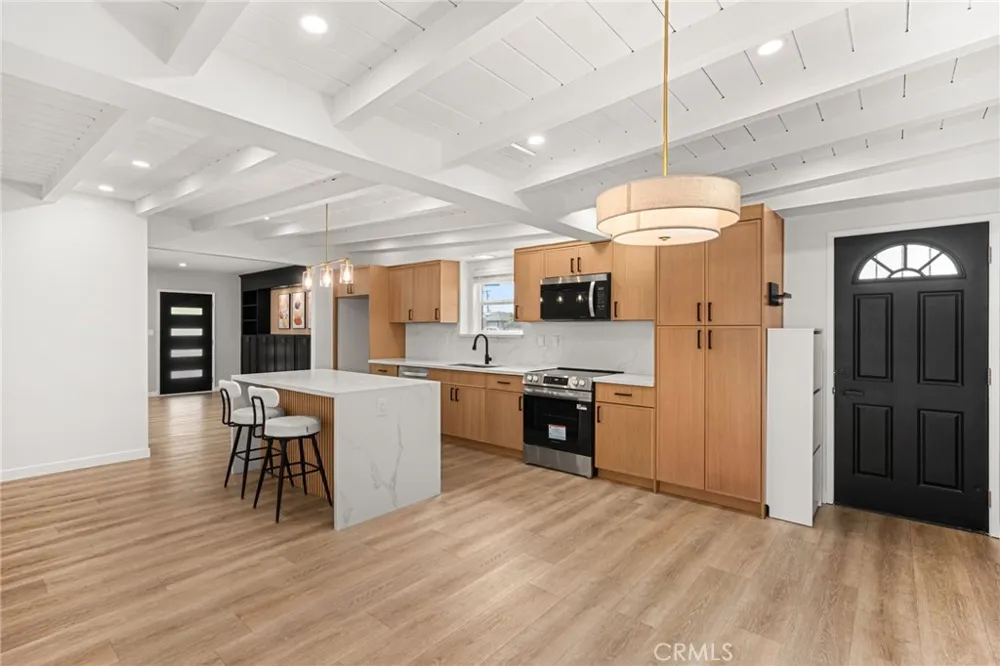 4805 Vecino Covina, CA 91722