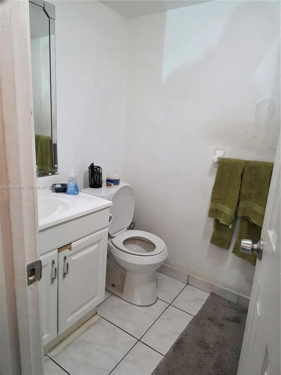 2565 W 56th St #206 Hialeah, FL 33016