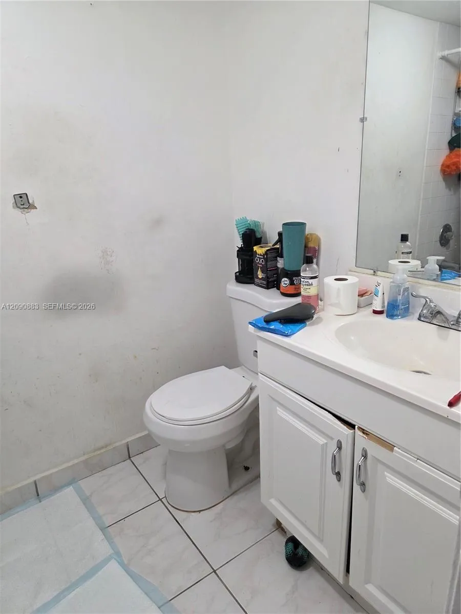 2565 W 56th St #206 Hialeah, FL 33016