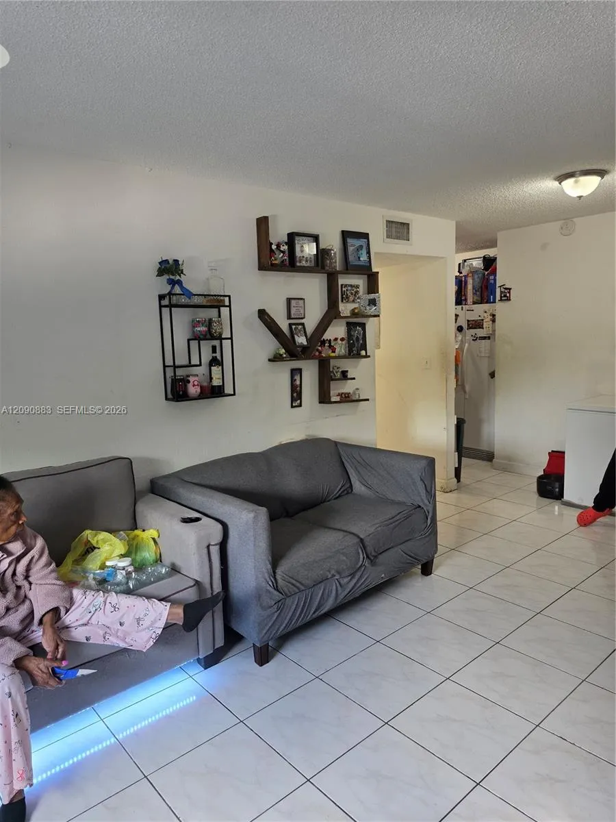 2565 W 56th St #206 Hialeah, FL 33016