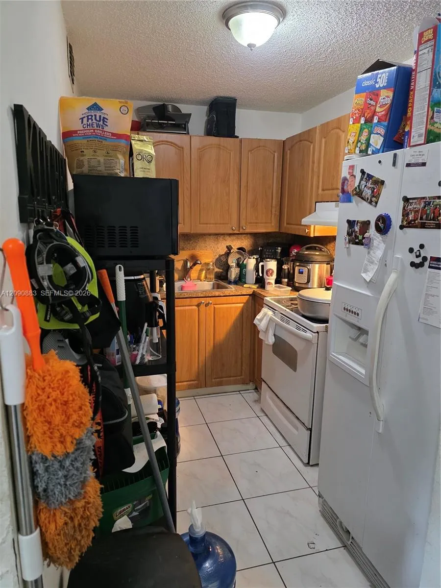 2565 W 56th St #206 Hialeah, FL 33016