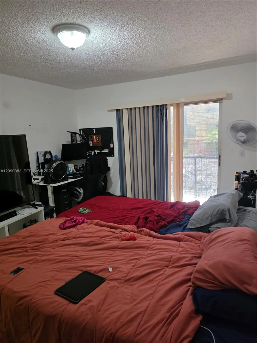 2565 W 56th St #206 Hialeah, FL 33016
