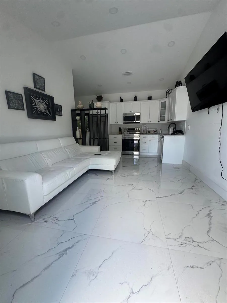 230 NE 14TH Pompano Beach, FL 33060
