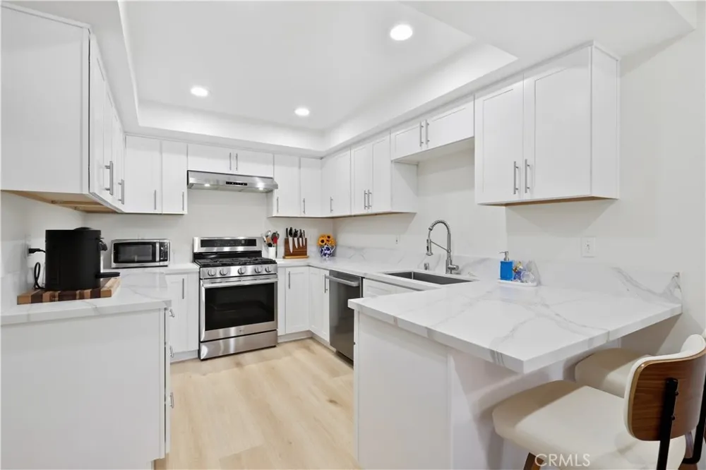 438 Vista Parada Newport Beach, CA 92660