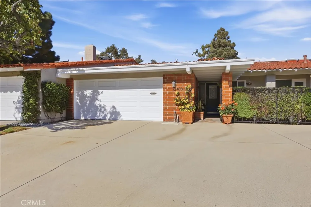 438 Vista Parada Newport Beach, CA 92660