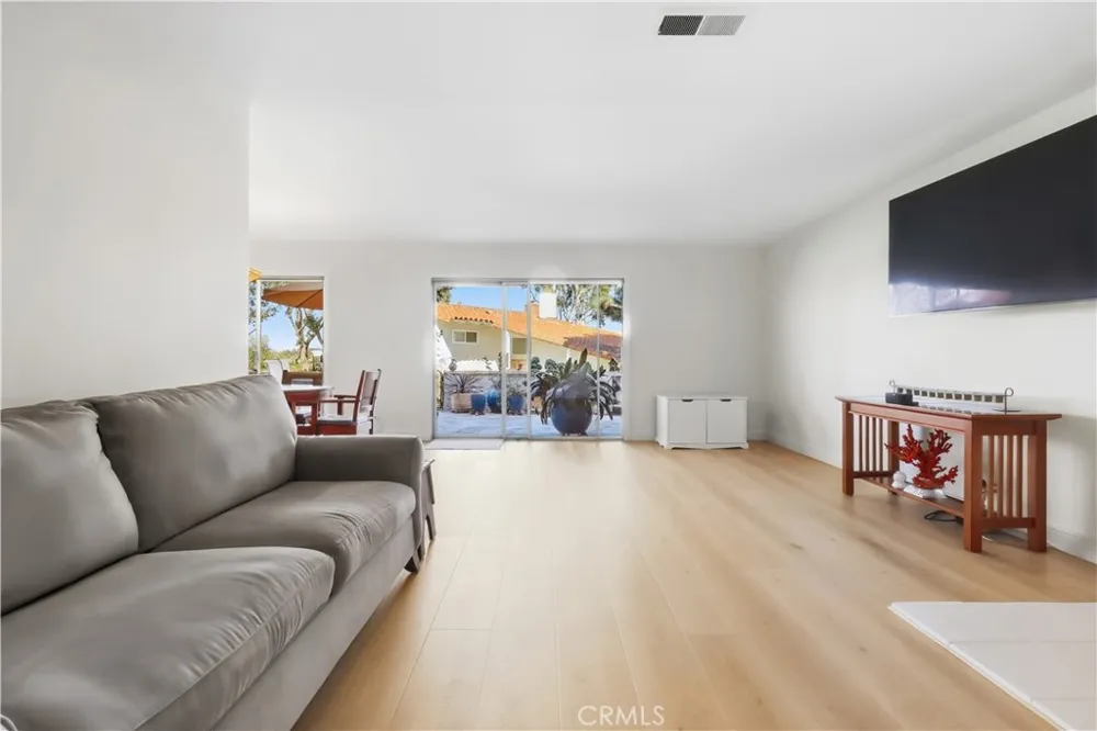 438 Vista Parada Newport Beach, CA 92660