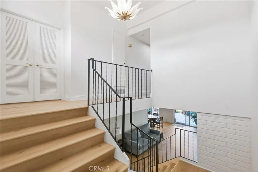 438 Vista Parada Newport Beach, CA 92660