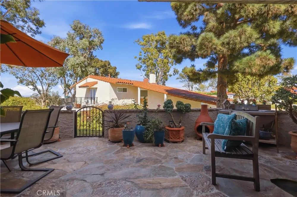 438 Vista Parada Newport Beach, CA 92660