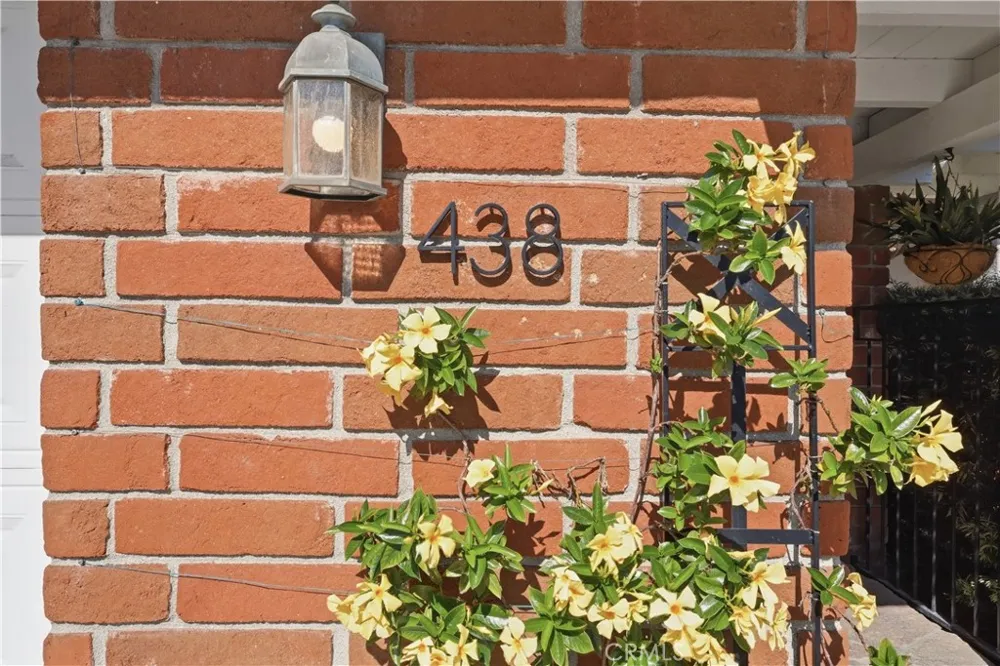 438 Vista Parada Newport Beach, CA 92660
