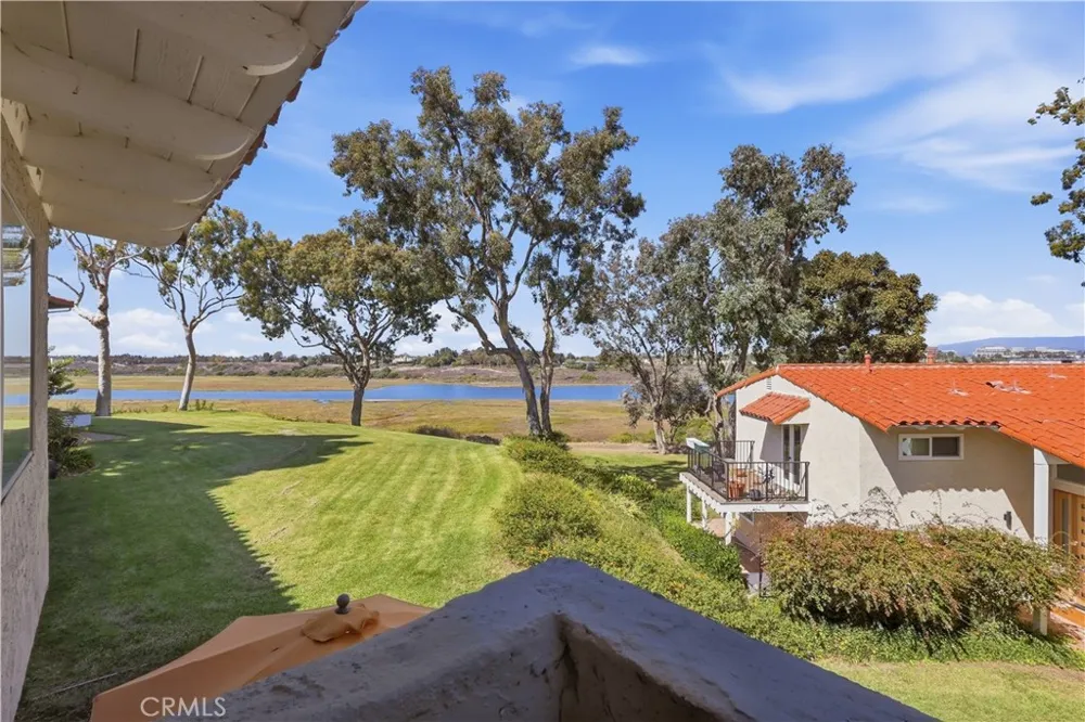 438 Vista Parada Newport Beach, CA 92660