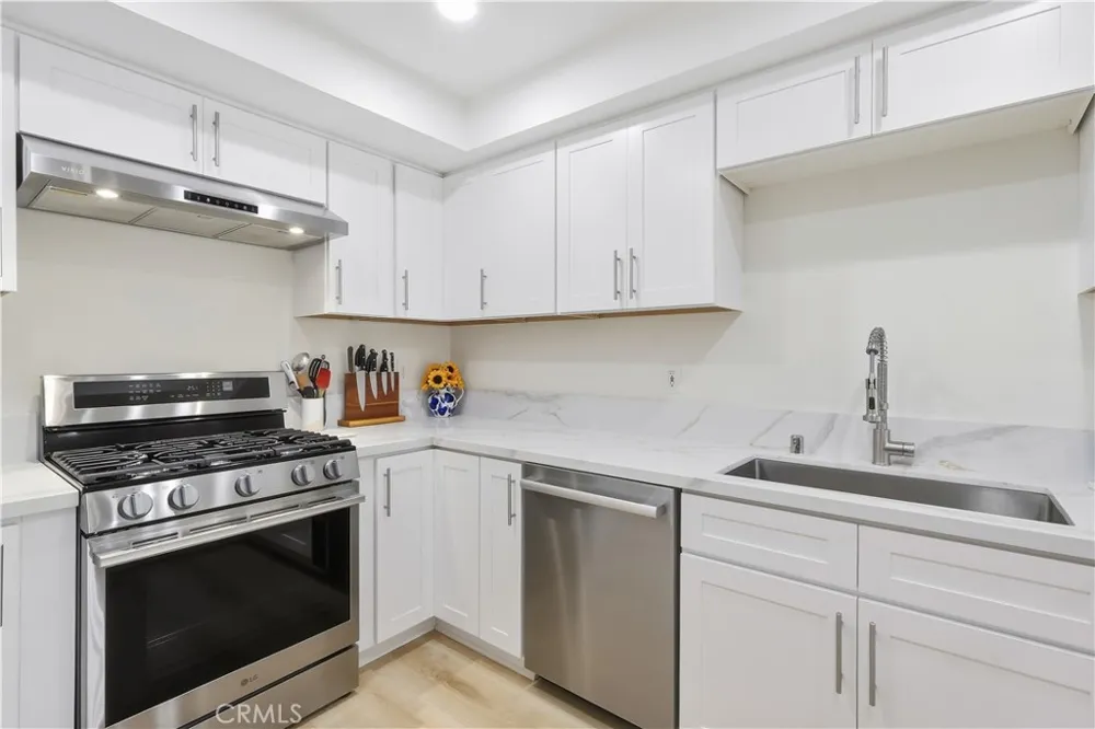 438 Vista Parada Newport Beach, CA 92660