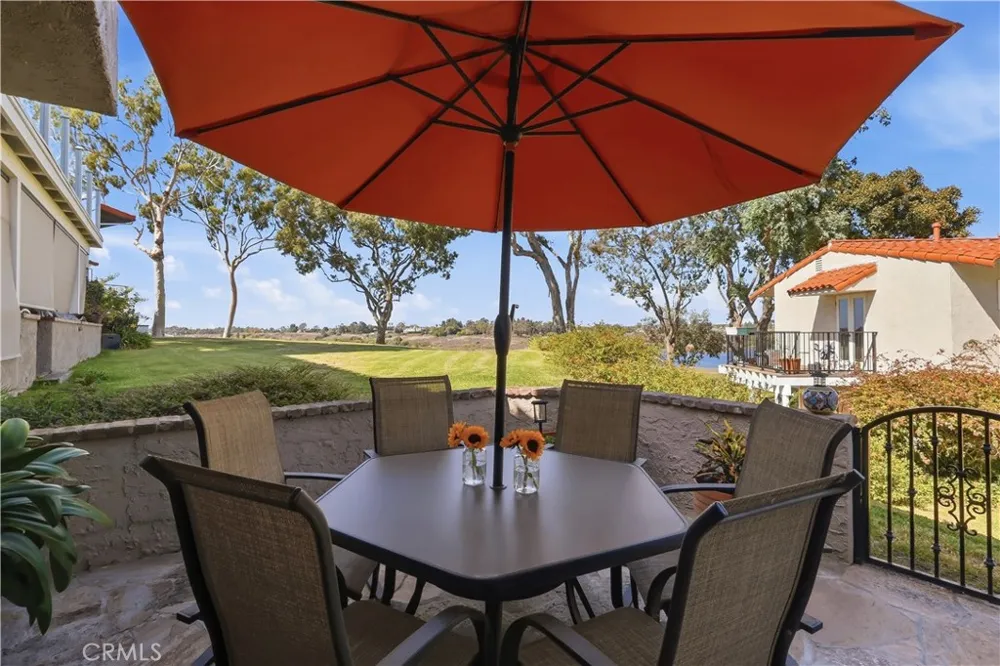 438 Vista Parada Newport Beach, CA 92660