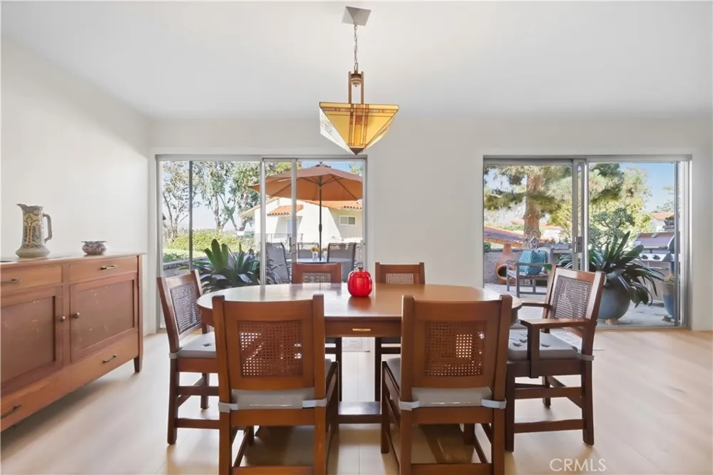 438 Vista Parada Newport Beach, CA 92660