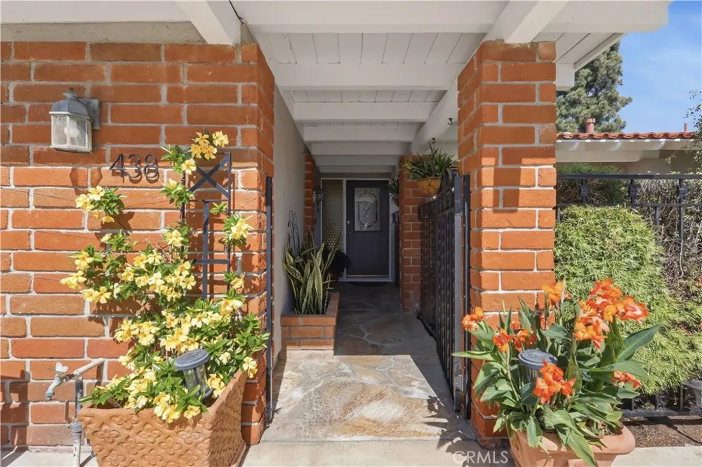 438 Vista Parada Newport Beach, CA 92660
