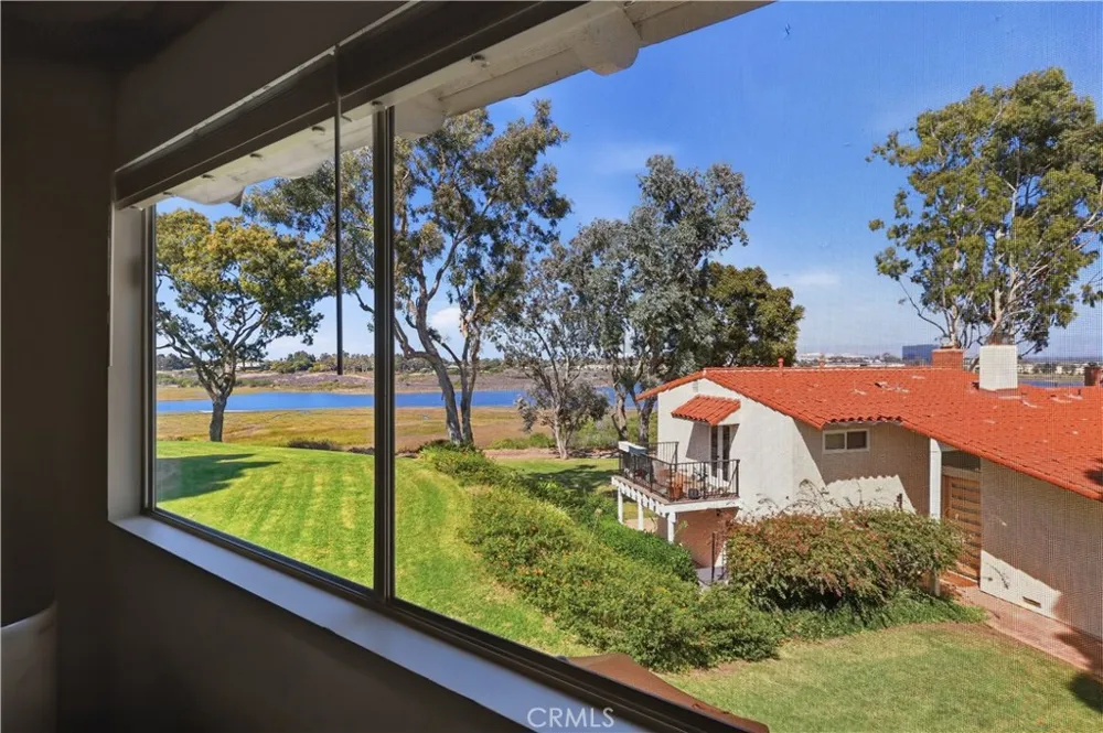 438 Vista Parada Newport Beach, CA 92660