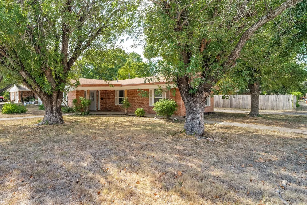 402 Myers Avenue Cleburne, TX 76033