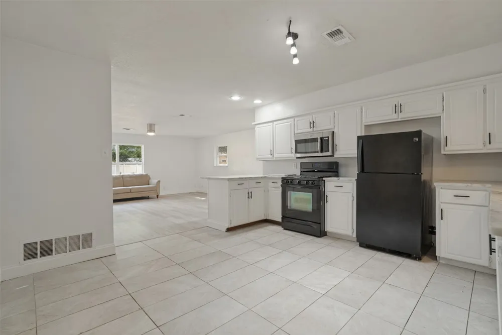 402 Myers Avenue Cleburne, TX 76033