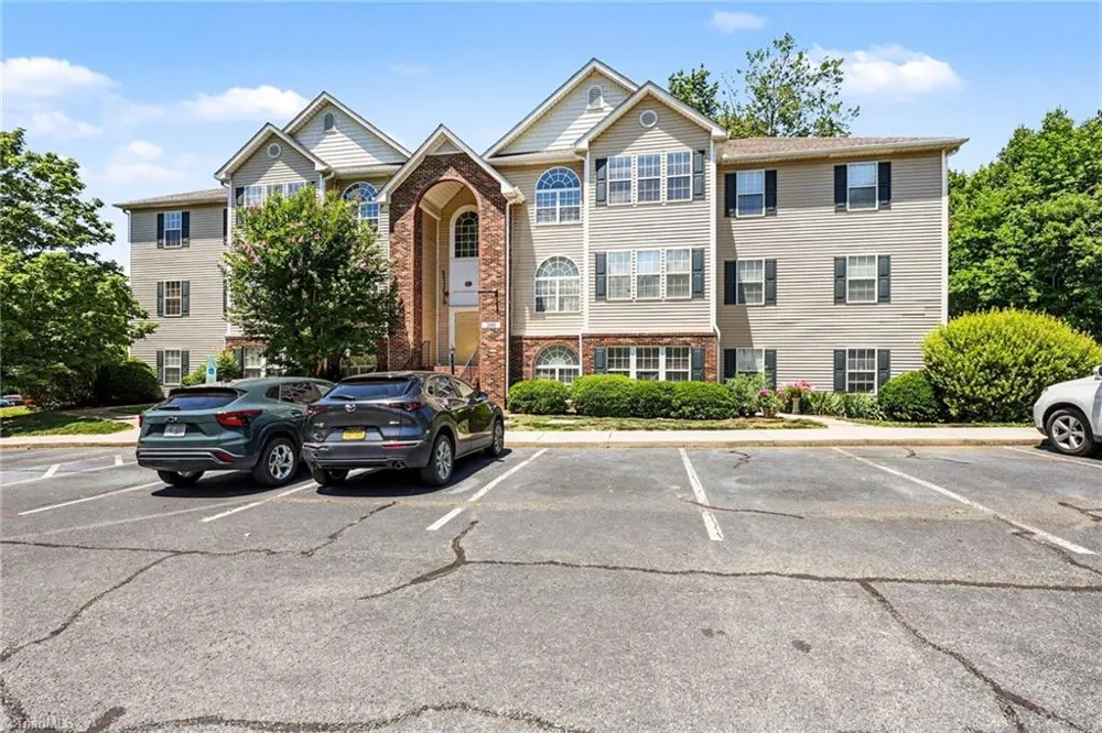 2012 Salem Bluff Drive Winston-Salem, NC 27127