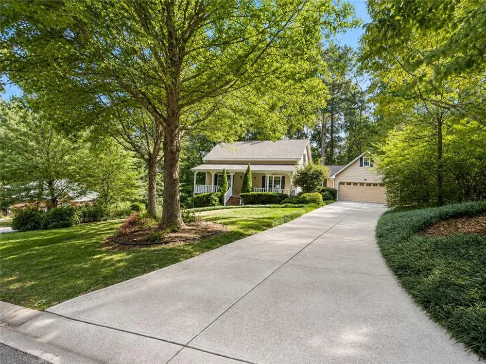 1052 Evelyn Lane Lilburn, GA 30047