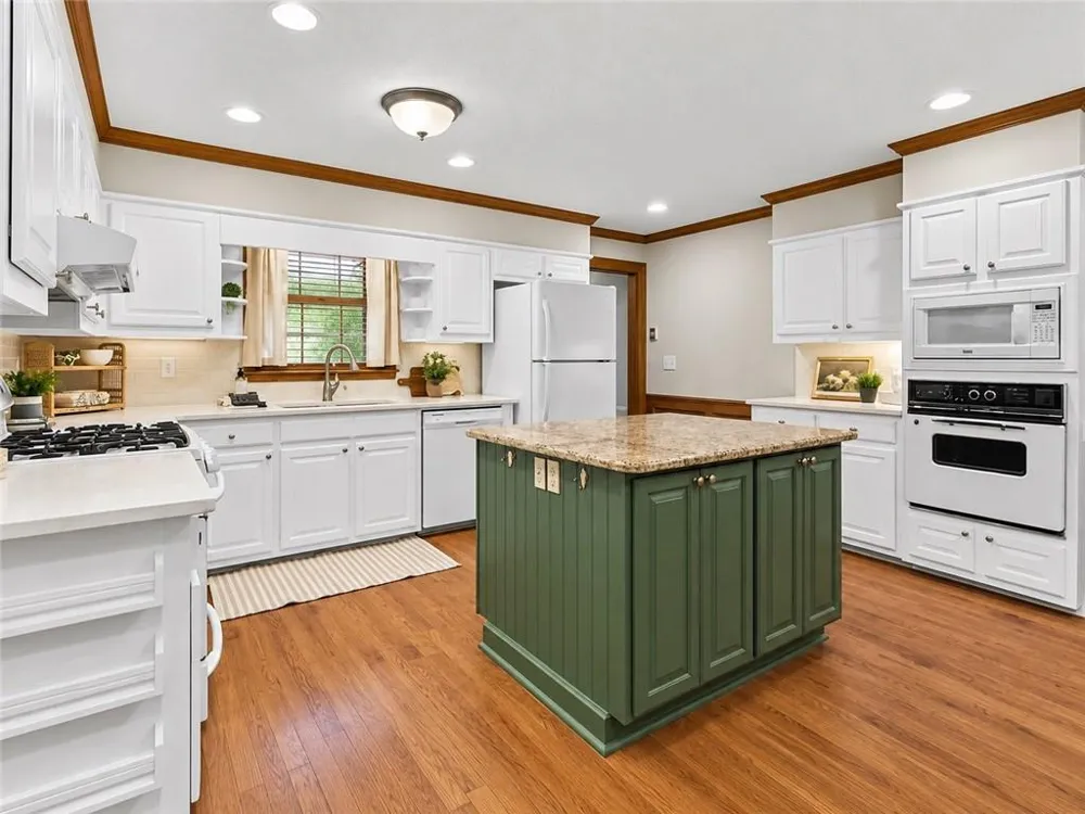 1052 Evelyn Lane Lilburn, GA 30047