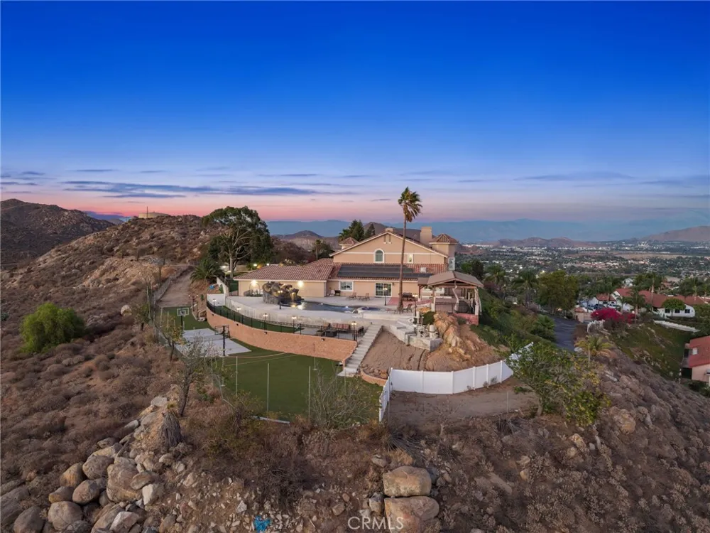 7077 Thunder Ridge Road Jurupa Valley, CA 92509