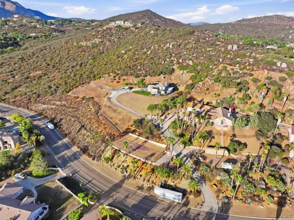 15844 Broad Oaks Road El Cajon, CA 92021