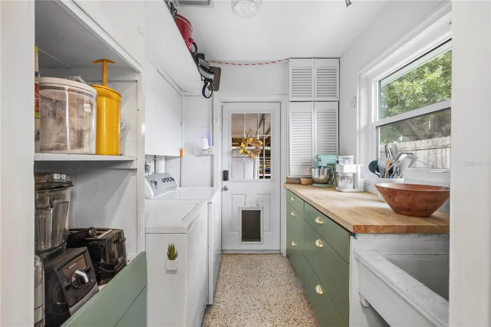 1512 COUNTRY LANE W Clearwater, FL 33759