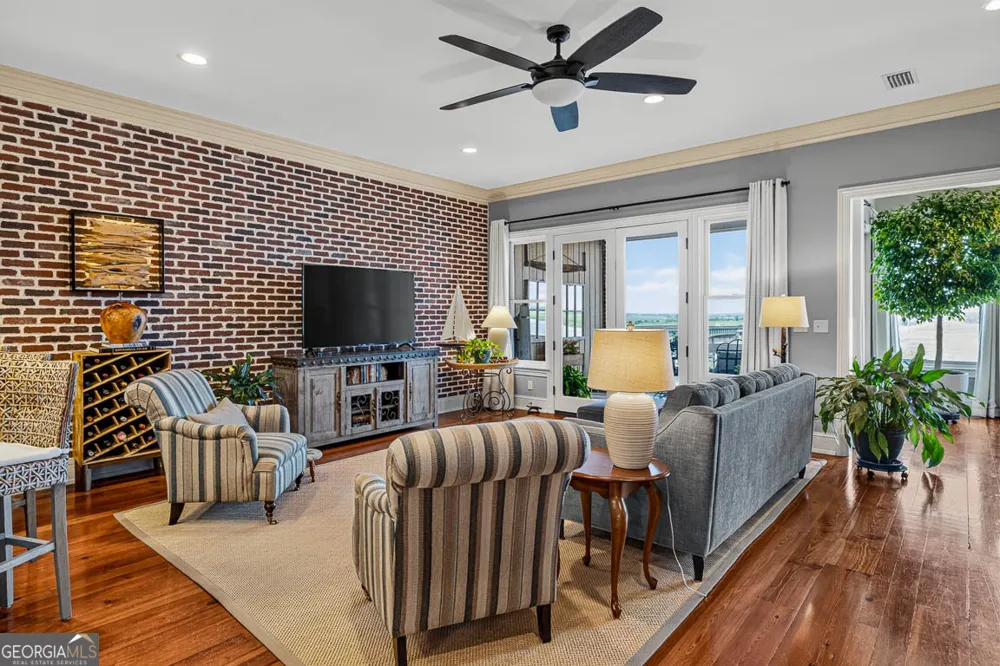 107 Broad ST Darien, GA 31305
