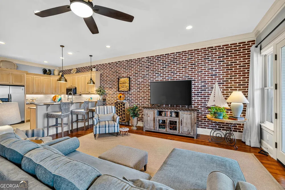 107 Broad ST Darien, GA 31305