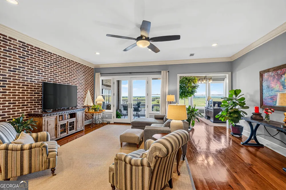 107 Broad ST Darien, GA 31305