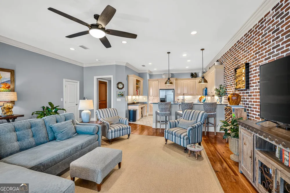 107 Broad ST Darien, GA 31305