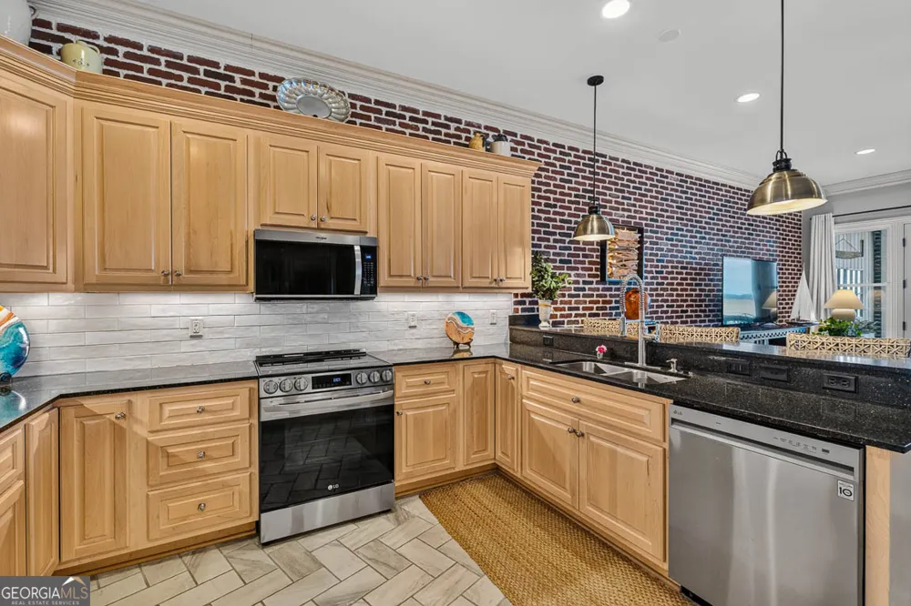107 Broad ST Darien, GA 31305