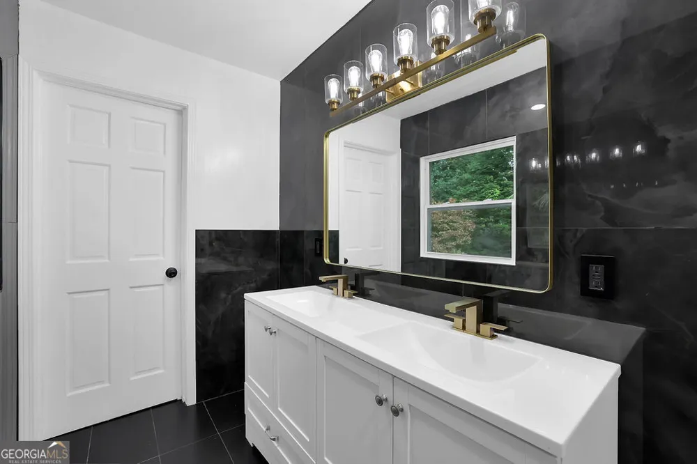 4247 Bingham CT Stone Mountain, GA 30083