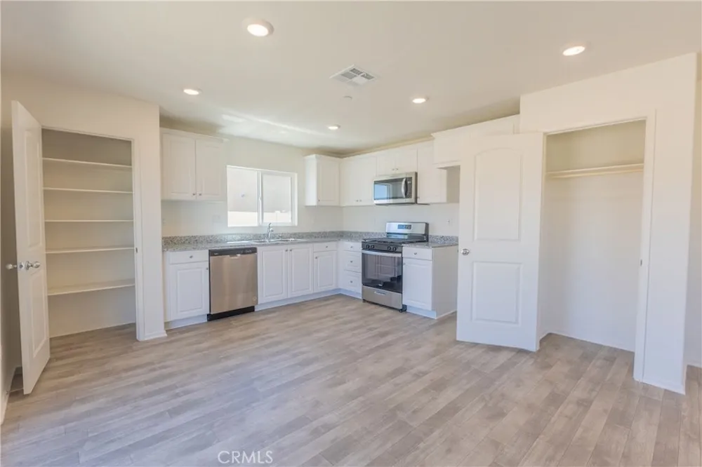 10156 Colten Ridge Adelanto, CA 92301