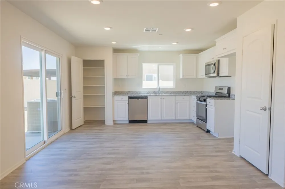 10156 Colten Ridge Adelanto, CA 92301