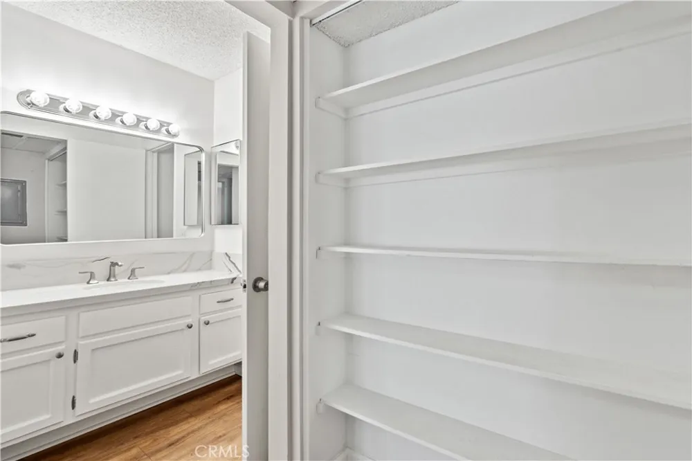 5301 Raintree #301 Culver City, CA 90230