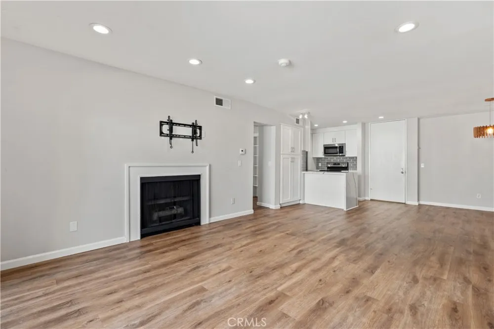 5301 Raintree #301 Culver City, CA 90230