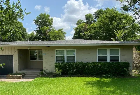 2125 Forest Oaks Drive