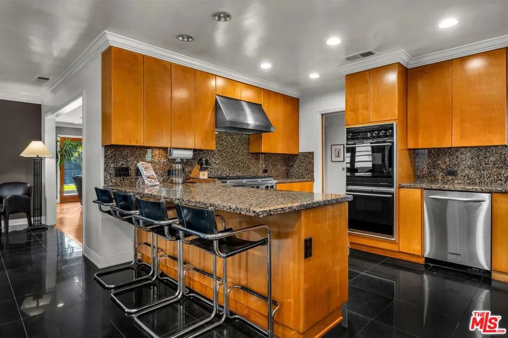 6020 S Halm Avenue Los Angeles, CA 90056