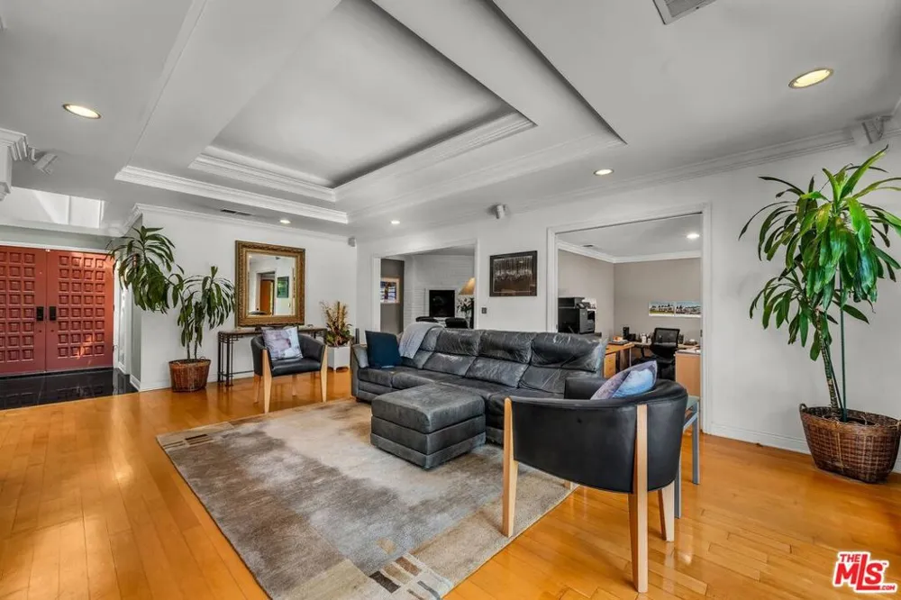 6020 S Halm Avenue Los Angeles, CA 90056