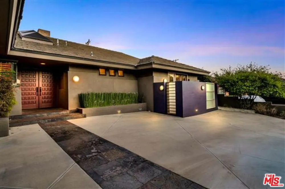 6020 S Halm Avenue Los Angeles, CA 90056