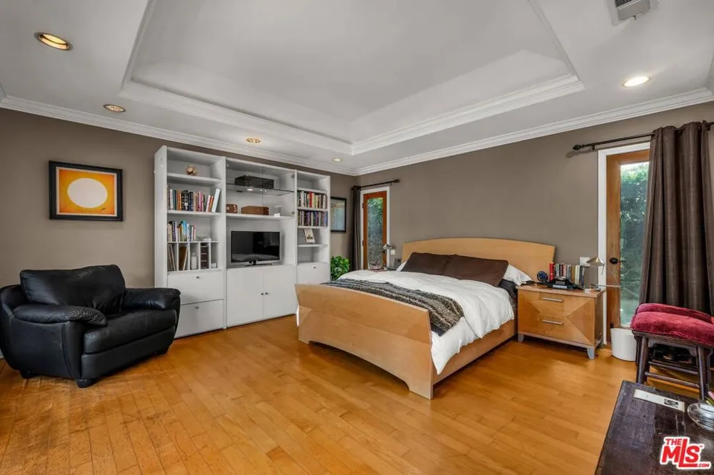 6020 S Halm Avenue Los Angeles, CA 90056