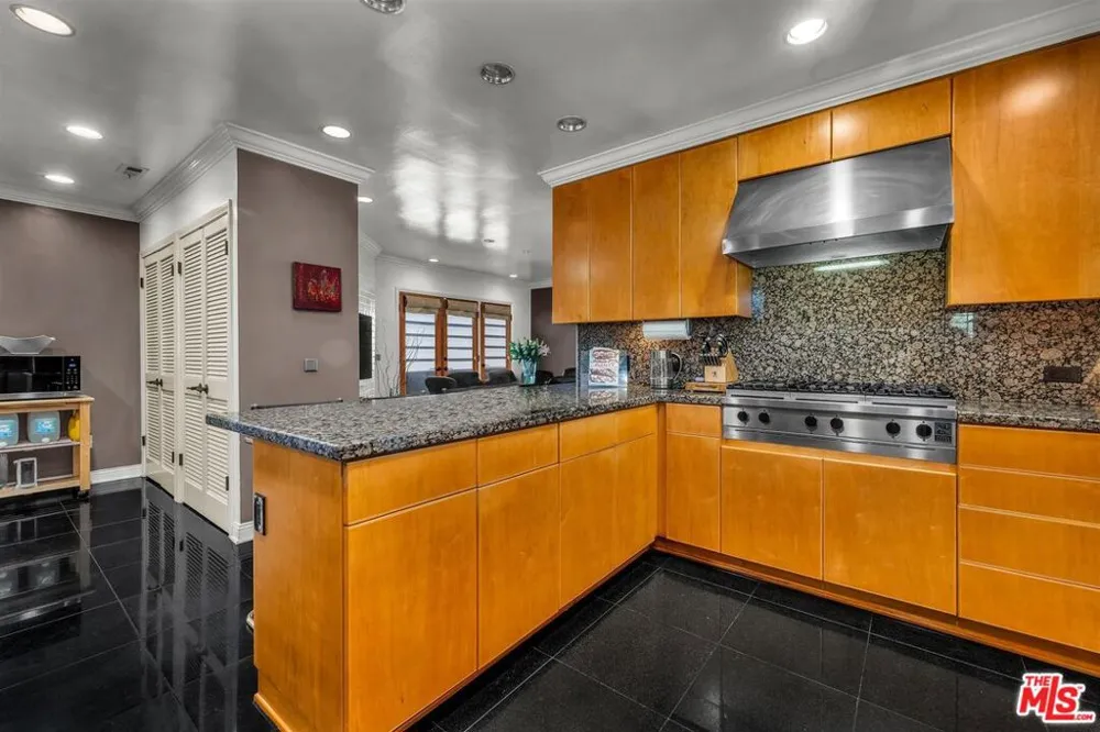 6020 S Halm Avenue Los Angeles, CA 90056