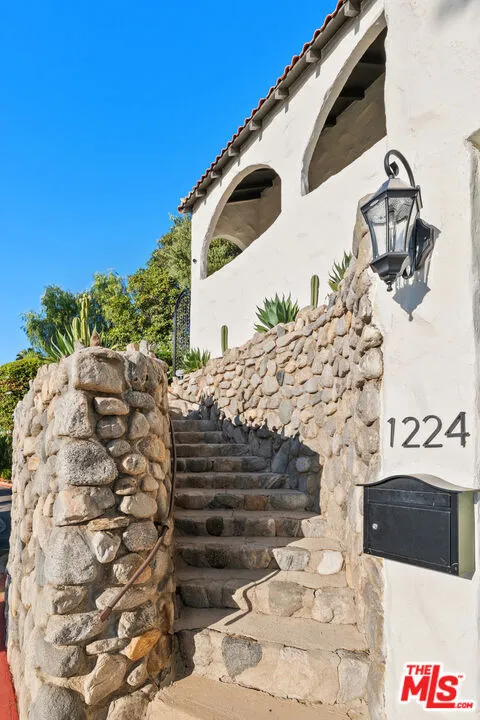 1224 Oberlin Drive Glendale, CA 91205