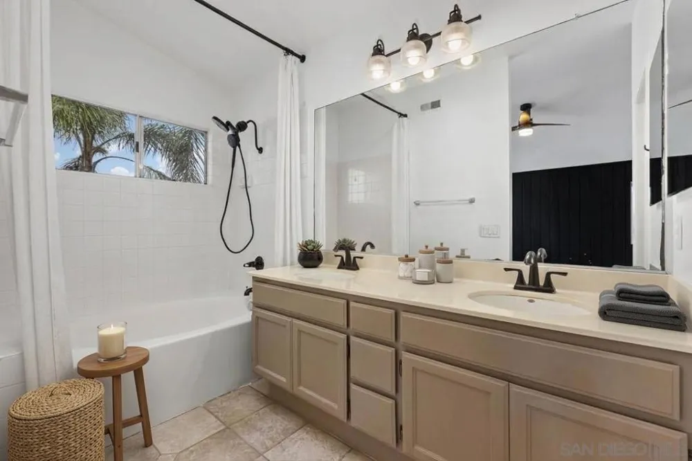 1967 Spanish Oak Way Vista, CA 92081